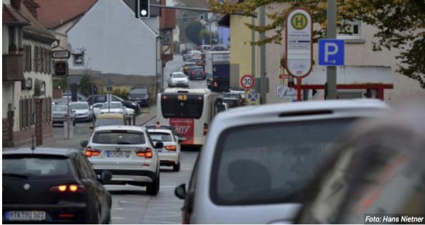 Tägliches Bild in Weilbach: In der Frankfurter Straße staut sich der Verkehr. Das Thema erregt in der Mainstadt immer noch die Gemüter. Es soll eine Verkehrskommission gebildet werden.