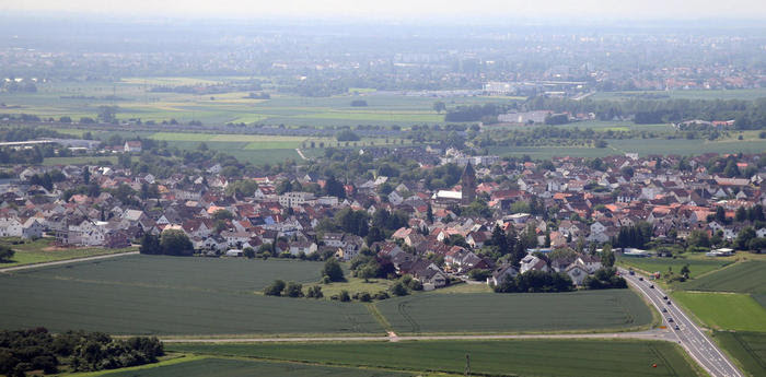 So, wie im Hintergrund die Kernstadt Flörsheim im Dunst liegt, so ist nur schwer vorhersehbar, wie groß der vorne abgebildete Stadtteil Weilbach in den nächsten Jahren wachsen wird, wenn es um die Einwohnerzahl geht. FOTO: reuß